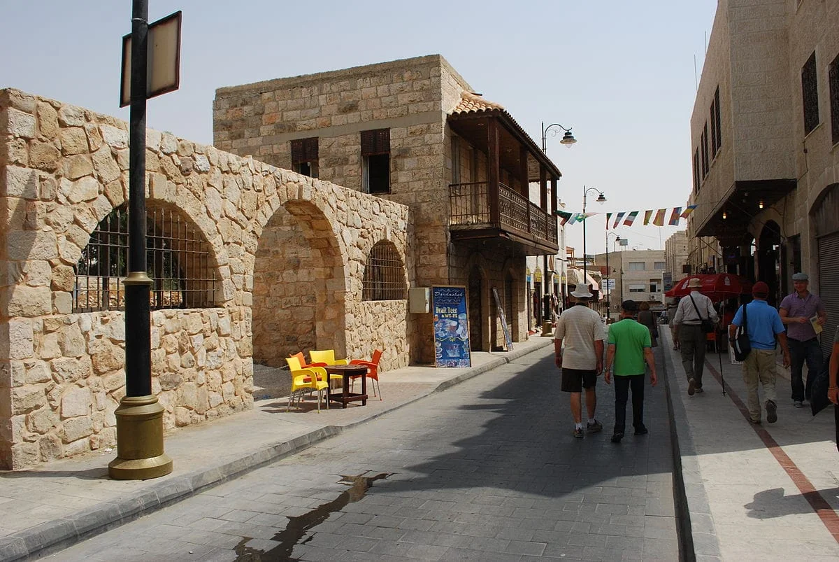 كم ارتفاع مادبا عن سطح البحر