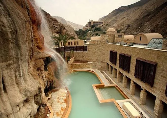 كم ارتفاع مادبا عن سطح البحر