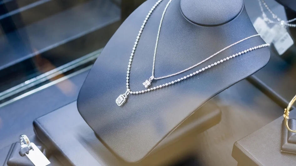 محل مربع الفضة Silver square 